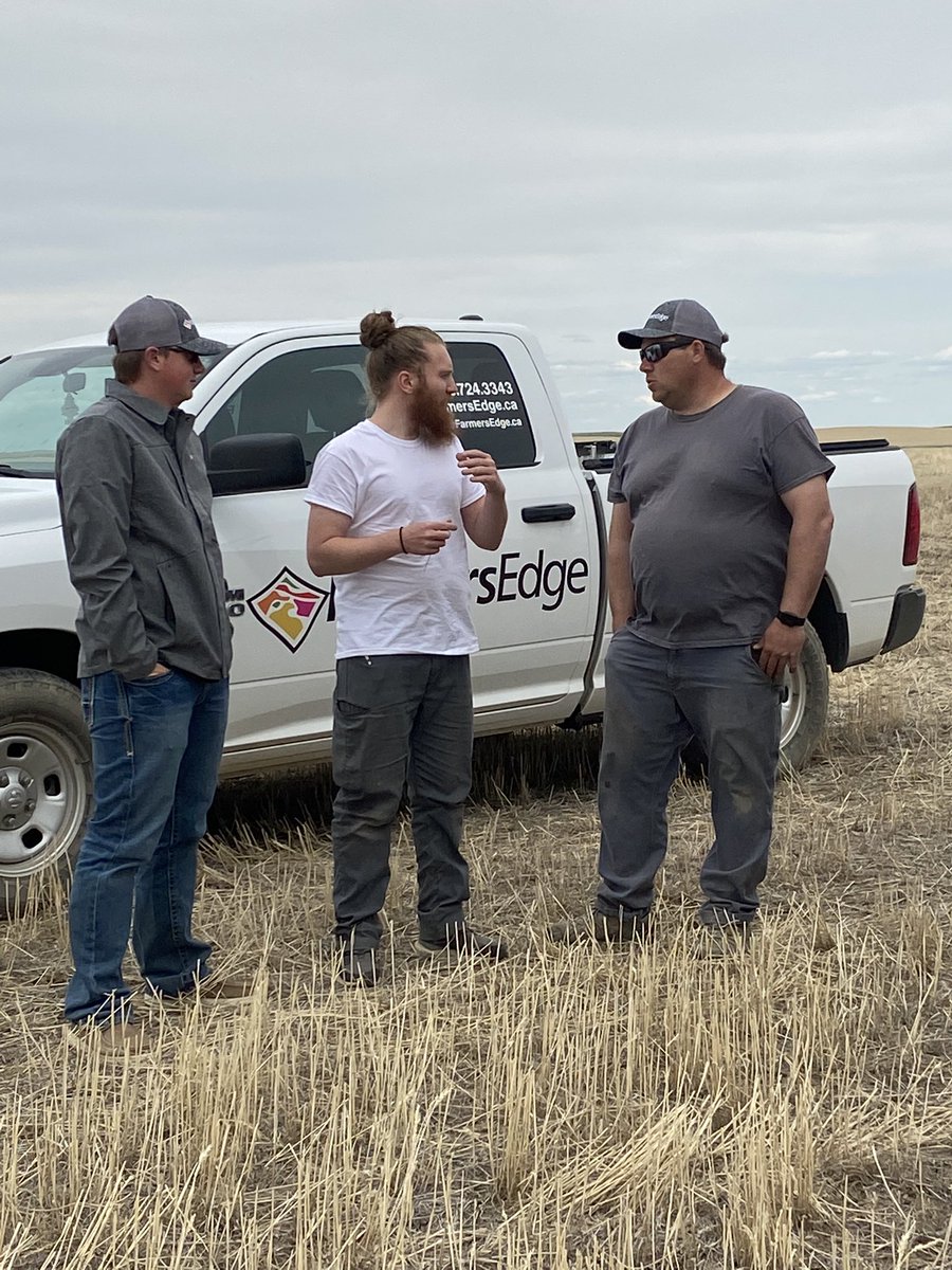 Jaymi_Wegner's tweet photo. In the field meetings provide a lot of value to growers. While Chris installed a CanPlug in the growers new tractor,I helped the grower update their asset manager to help provide them with accurate crop models throughout the growing season @farmers_edge https://t.co/aHk1Z2RzV2