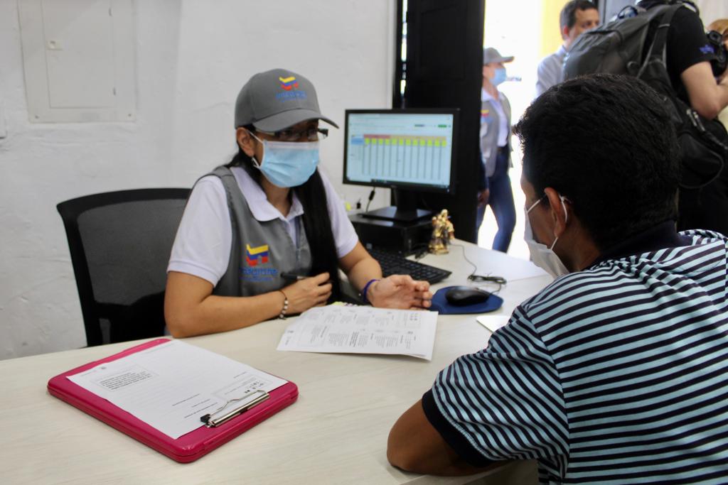 OIMColombia's tweet photo. "Los INTÉGRATE serán espacios de encuentro para las familias refugiadas y migrantes tendrán todos los servicios que necesitan y les ayudarán a conseguir una vida mejor" Larry Sacks @USAID_Colombia, en Bucaramanga, ciudad en la que se abre el primer #CentroIntegrate en Colombia https://t.co/Yu9PFPGcT7