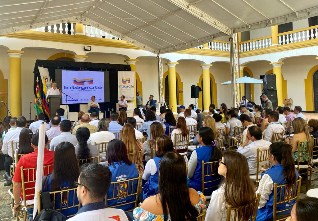 OIMColombia's tweet photo. "Los INTÉGRATE serán espacios de encuentro para las familias refugiadas y migrantes tendrán todos los servicios que necesitan y les ayudarán a conseguir una vida mejor" Larry Sacks @USAID_Colombia, en Bucaramanga, ciudad en la que se abre el primer #CentroIntegrate en Colombia https://t.co/Yu9PFPGcT7