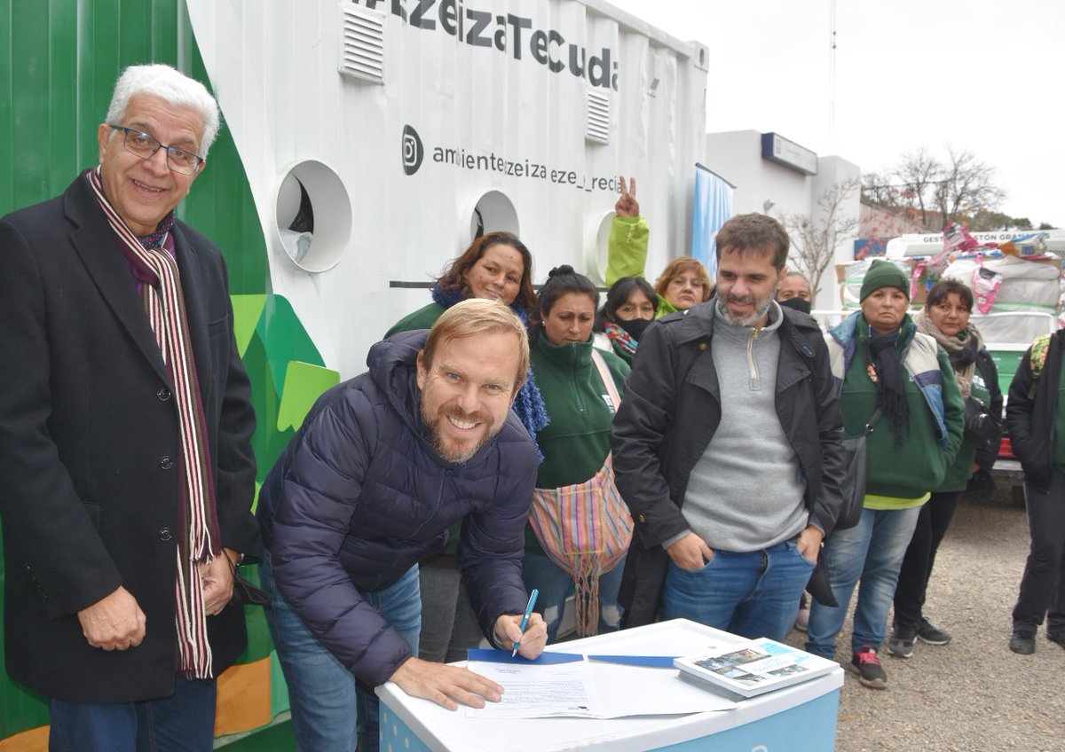 Hoy, en el Día Mundial del Reciclaje, suscribimos a un acuerdo con <a href="/ezeizamunicipio/">EZEIZAMUNICIPIO</a> para que, desde las áreas de Medio Ambiente Municipal y Extensión Universitaria, se desarrollen actividades de capacitación para los recuperadores que trabajan en las 6 Estaciones de Reciclado.