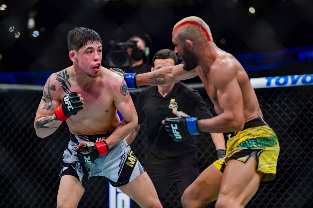 Brandon Moreno skeptical of Deiveson Figueiredo’s injury claim, thinks he’s being ill-advised by team Follow Us on Instagram : https://t.co/oxiOG2Zj9t
UFC #UFC274 #UFC274 #MMA Dana White #Boxing Conor McGregor #wrestling Khabib #fight Khamzat Chimaev https://t.co/044HOAisda