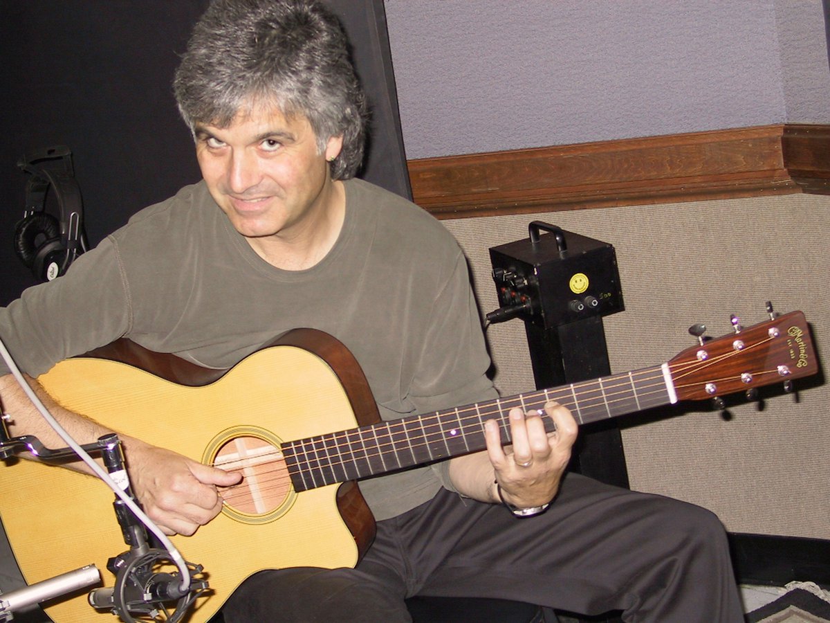 OM28LJ's tweet photo. I recorded my ragtime tune Different Times https://t.co/qDfguZHm19 in June 2001 at #CapitolStudio B. In the photo, I'm playing my 1st custom shop #Martin which led to the limited edition 2002 OMC-18VLJ signature model. I call it the 'Uber Juber'. https://t.co/qDfguZHm19 https://t.co/zg4s6LATgN