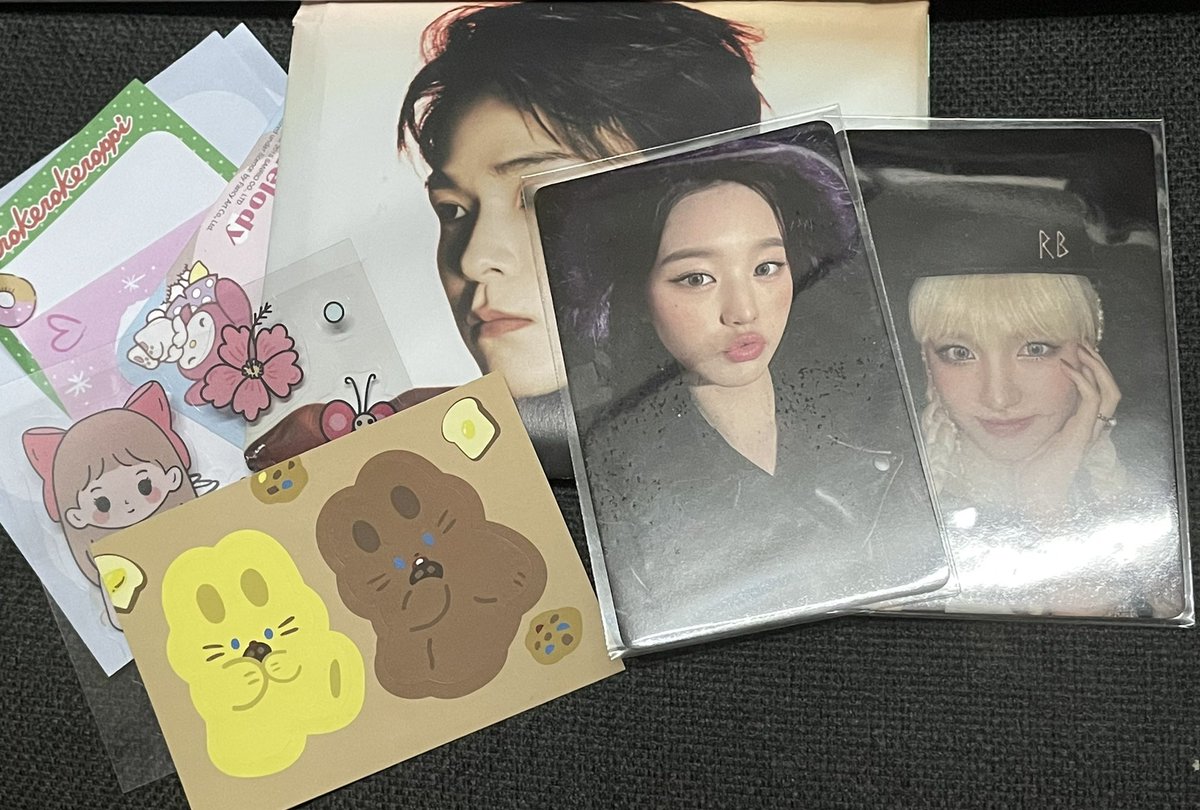 newbieforjwhihi's tweet photo. ได้รับวิทแฟนแล้วนะคะะ ของจริงน่ารักมาก😭 ขอบคุณทางร้านที่ดีลให้นะคะะ ซองซาฮิก็เท่มากๆด้วย🥺 ขอบคุณคั้บบ🙇🏻‍♀️💖 #billionxrv https://t.co/nKBDYaAaxM