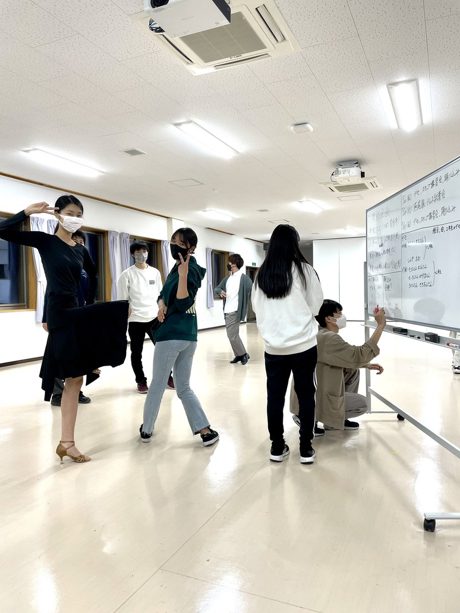 おはようございます！
秋田大学競技ダンス部です✨

昨日は課外活動再開後の最初の活動でした🤩

新入生さんをお招きする前に…スケジュールの整理、看板づくりなどを行いました👏

私たちも踊るのが久しぶり😂
新入生さんにお見せできるように、ダンスの練習もしましたよ〜🥰
