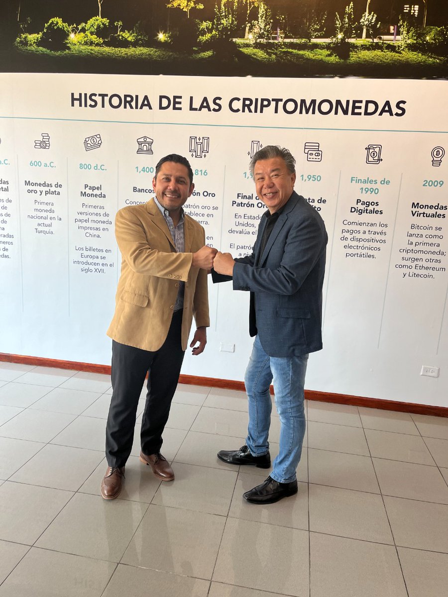 OggoEcosystem's tweet photo. El Diputado @EdgardoMulatoSV y su equipo, nos visitó para presentarle todo el ecosistema de #oggoecosystem y los servicios de la #ClinicadeSingapur 🇸🇬
#Oggo #oggomedical #oggowallet #ElSalvador #Bitcoin https://t.co/bXS6CRlNYp