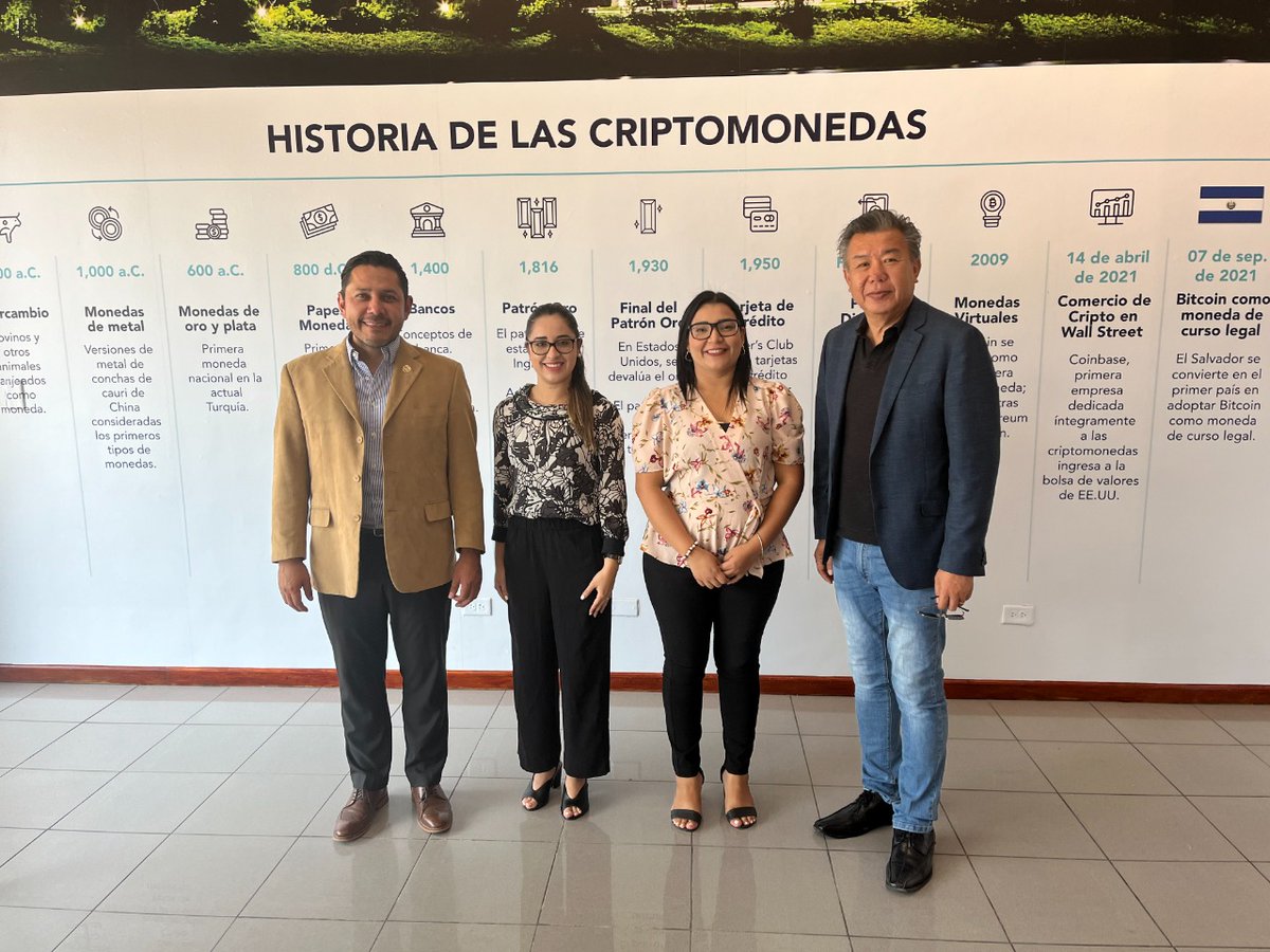OggoEcosystem's tweet photo. El Diputado @EdgardoMulatoSV y su equipo, nos visitó para presentarle todo el ecosistema de #oggoecosystem y los servicios de la #ClinicadeSingapur 🇸🇬
#Oggo #oggomedical #oggowallet #ElSalvador #Bitcoin https://t.co/bXS6CRlNYp