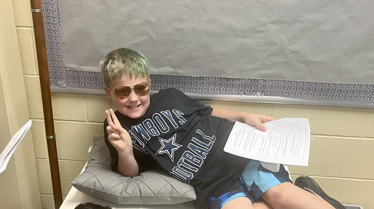 CarterBCE3's tweet photo. Readers’ Theater Rehearsal…This is one of my favorite activities! @CarterBCE3 @Melissa_M_Ward @BearCreekElem #teambce https://t.co/H6pMkkB8KQ