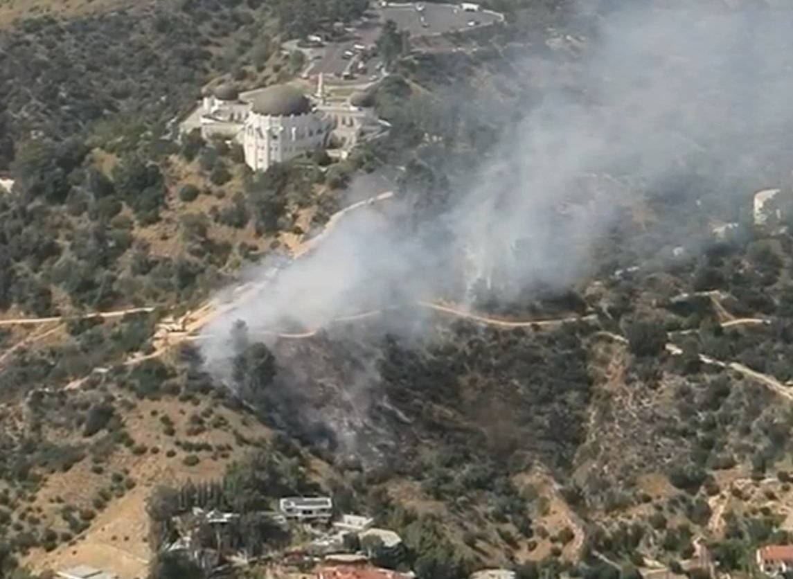 CA Fire Scanner (@cafirescanner) on Twitter photo 4 acre brush fire in #GriffithPark. The observatory has been evacuated. <a href="/NBCLA/">NBC Los Angeles</a> has a live stream of it (their pic): nbclosangeles.com/news/local/gri… 4 acre brush fire in #GriffithPark. The observatory has been evacuated. <a href="/NBCLA/">NBC Los Angeles</a> has a live stream of it (their pic): nbclosangeles.com/news/local/gri…
