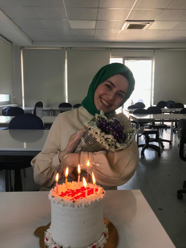 Arkadaşıma doğum gününde böyle çiçekler geliyor…