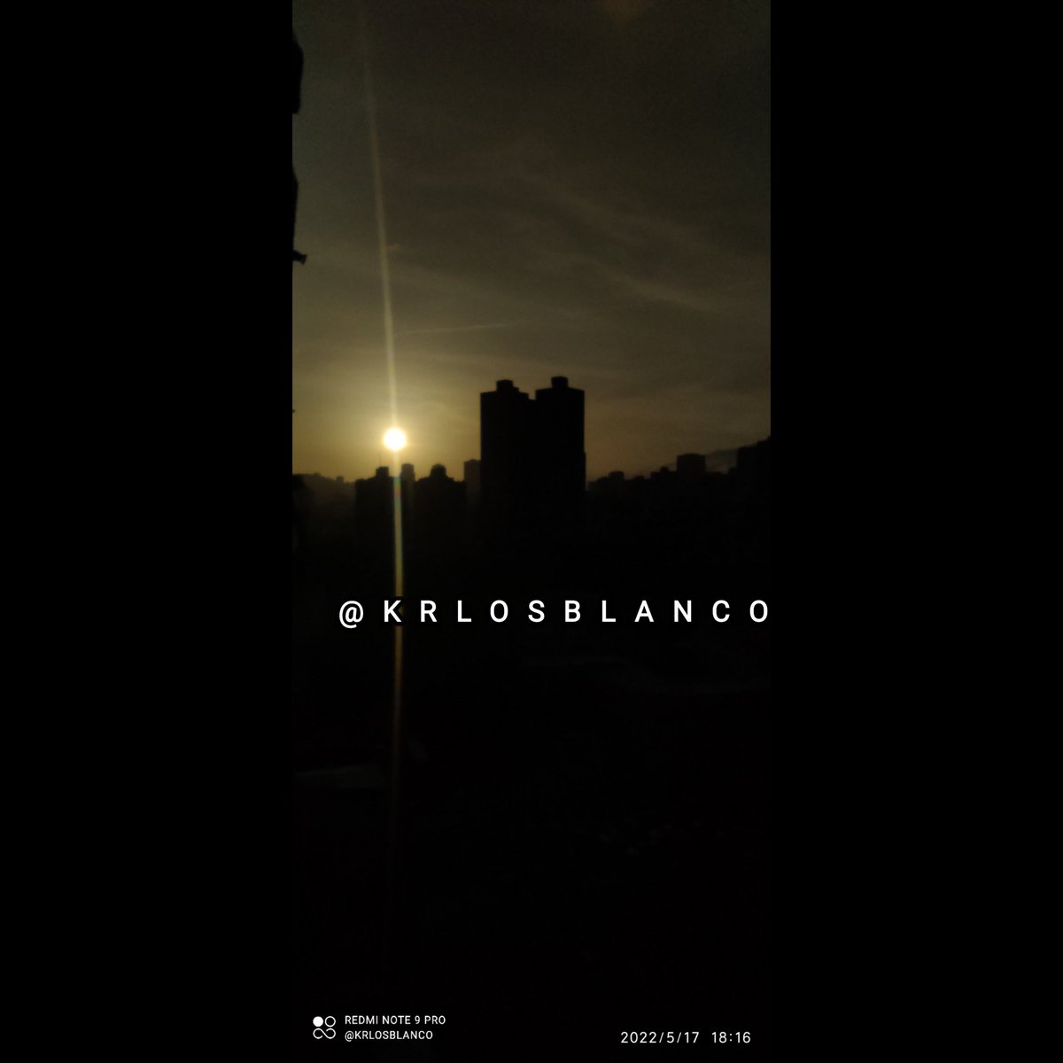 krlosblanco's tweet photo. Una puesta de sol es el ardiente beso del sol a la noche.
-------------------
A sunset is the burning kiss of the sun at night. https://t.co/x3eBEtj6S7