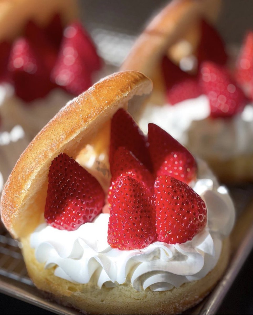 Our World Famous Strawberry Split 🍓🍓🍓🍓🍓 #dtlv #donutbarlv