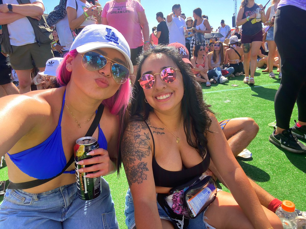 breezy__bvby's tweet photo. Shout out to my girl @aleexandriaa_ for getting her fucking Masters. This bitch really said ima ditch graduation and celebrate in Vegas instead 💕✨ https://t.co/KqArGpXRcL