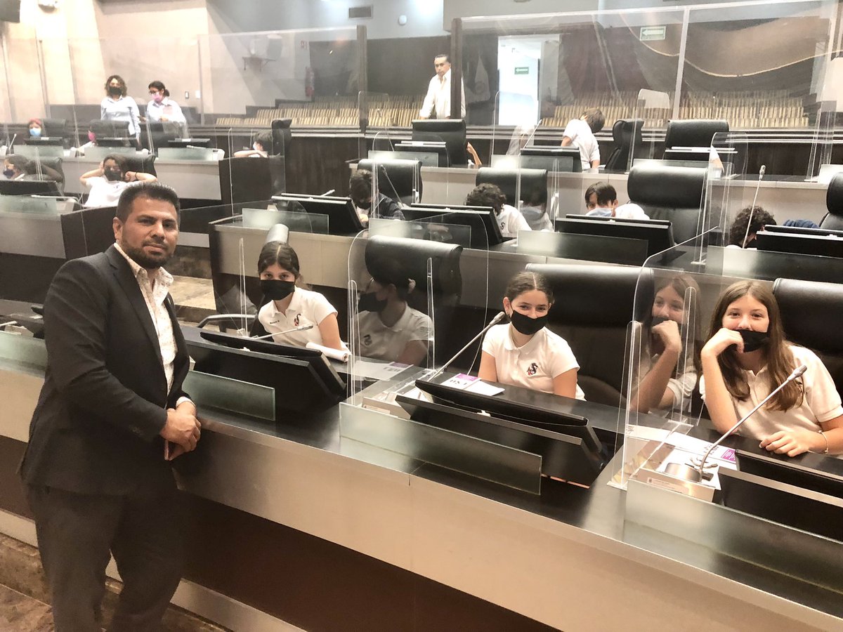 Mi compañera Diputada <a href="/DianaKarinaBa/">Diana Karina Barreras</a> y yo, recibimos en el <a href="/CongresoSon/">Congreso Local Son</a> a niños alumnos del Colegio Americano de Guaymas, tuvieron un recorrido guiado por personal del Congreso, les hablaron de historia, función del Legislativo, etc.
Tuvimos un excelente día.!