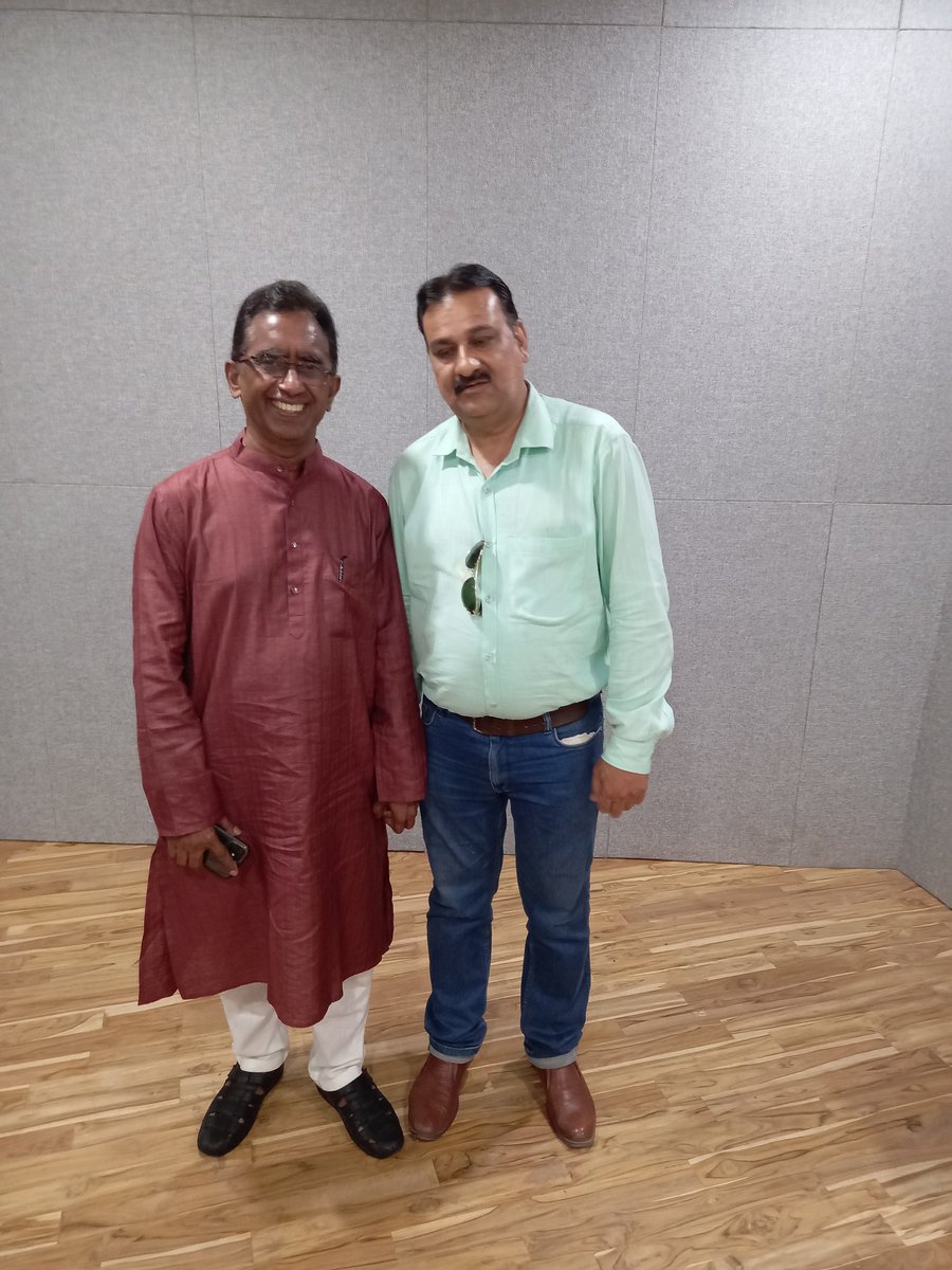 विश्व संवाद केंद्र के बेनर तले आयोजित नारद जयंती के गरिमामय कार्यक्रम के मुख्य अतिथि के रूप में राजधानी में थे तब वरिष्ठ पत्रकार, लेखक चिंतक आदरणीय श्री विजय त्रिवेदी जी से भेट हुई थी!