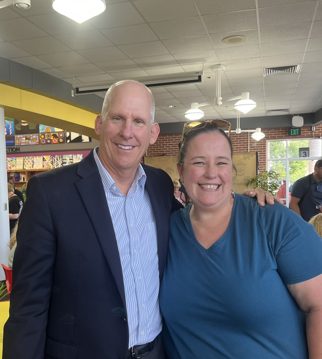 valeriekisdPLL's tweet photo. If you look up servent leadership there is a picture of @de_hadley! My first and only principal! He loves kids and grows leaders like no one’s business. This man saw a spark in a 1st year teacher and grew her into the leader I am today. Happy retirement Mr. Hadley! https://t.co/Yb2U3DJaWq