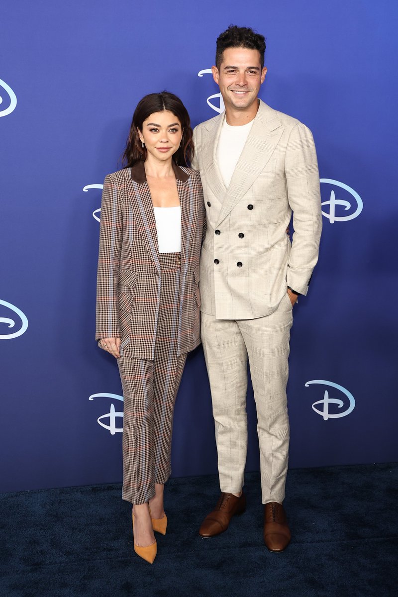 OnTheRedCarpet's tweet photo. Sarah Hyland and @WellsAdams, @thesherylralph and @tamronhall have arrived at the 2022 ABC Disney Upfront at Basketball City Pier 36 in New York City.
(Photo: Arturo Holmes/WireImage/Dia Dipasupil/Getty Images) #ABCUpfronts https://t.co/xPOnCVufMG