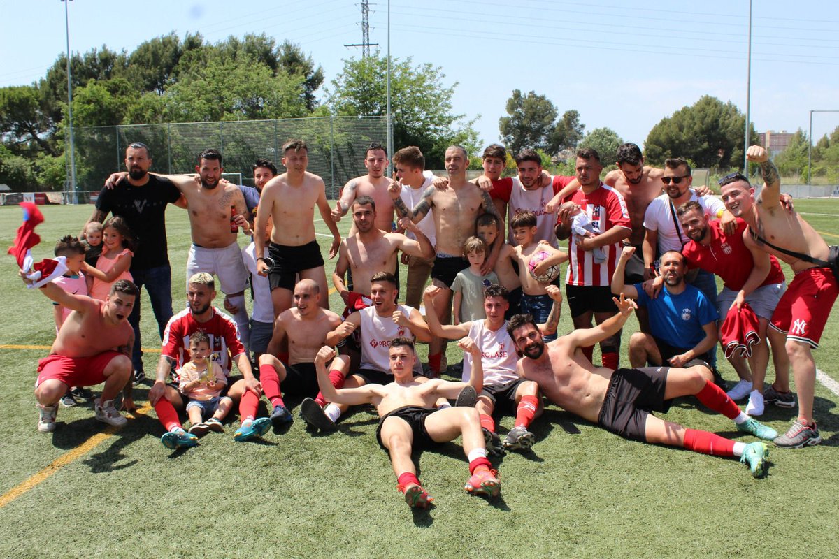 ParadasEspinosa's tweet photo. Un equipo una familia .. somos de 2 cat ⚪🔴⚽ https://t.co/6GEkXQyuq8