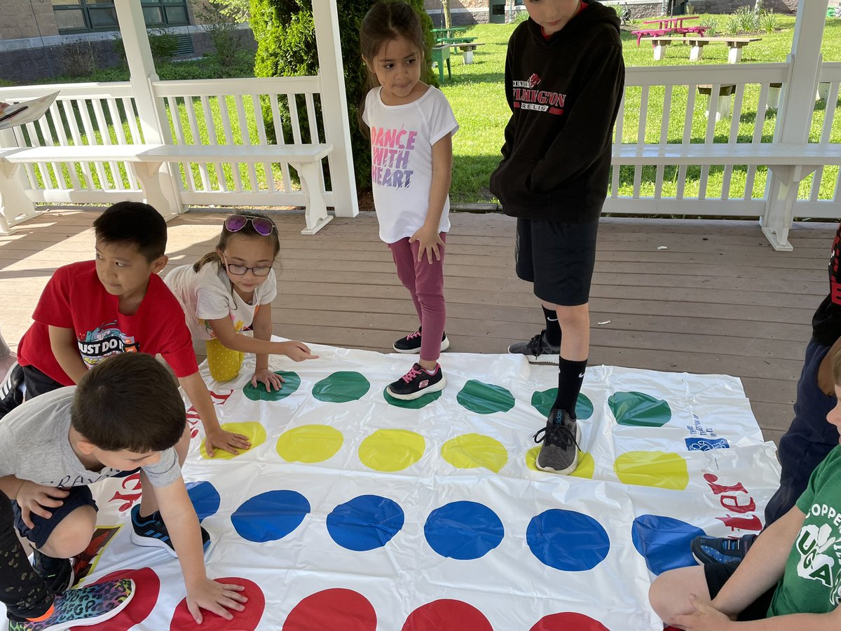 MrsRussoFRSD's tweet photo. Today our peer buddies taught us how to play twister! Such a fun way to reinforce important skills like color recognition, directional words, and body regulation while moving and stretching. Thanks 2nd graders! @CopperHillES https://t.co/zcN4kq6ppB