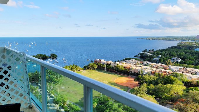 Whoa! I have my own balcony today on the 21st floor! Nice 😁 https://t.co/GDqfD7XJHI<a href="/tag/mvsales"class="tags"><span>#mvsales</span></a>