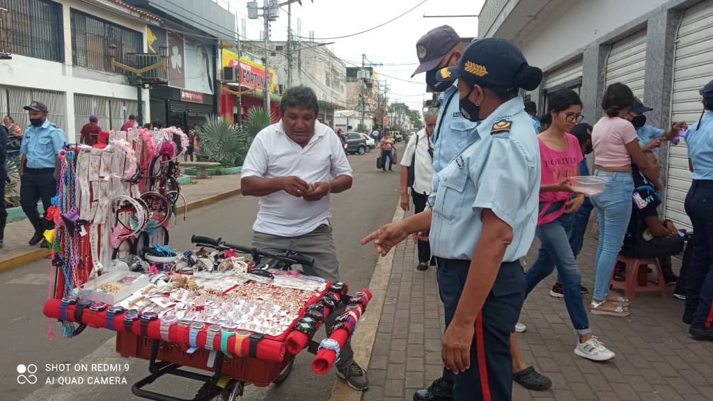 poliguarico15's tweet photo. #17May|| Dando continuidad al dispositivo @Guaricoseguro se realizó recorrido punto a pie por la zona comercial de la Parroquia Calabozo del Mpio. Miranda, brindando orientación preventiva para evitar el COVID-19. Cuadrante de Paz N°4.
#PoesíaLiberadora
#CCP3 https://t.co/S6vkIlBhTn