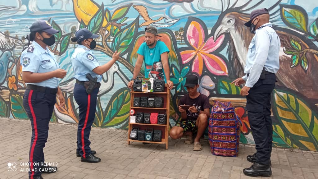 poliguarico15's tweet photo. #17May|| Dando continuidad al dispositivo @Guaricoseguro se realizó recorrido punto a pie por la zona comercial de la Parroquia Calabozo del Mpio. Miranda, brindando orientación preventiva para evitar el COVID-19. Cuadrante de Paz N°4.
#PoesíaLiberadora
#CCP3 https://t.co/S6vkIlBhTn