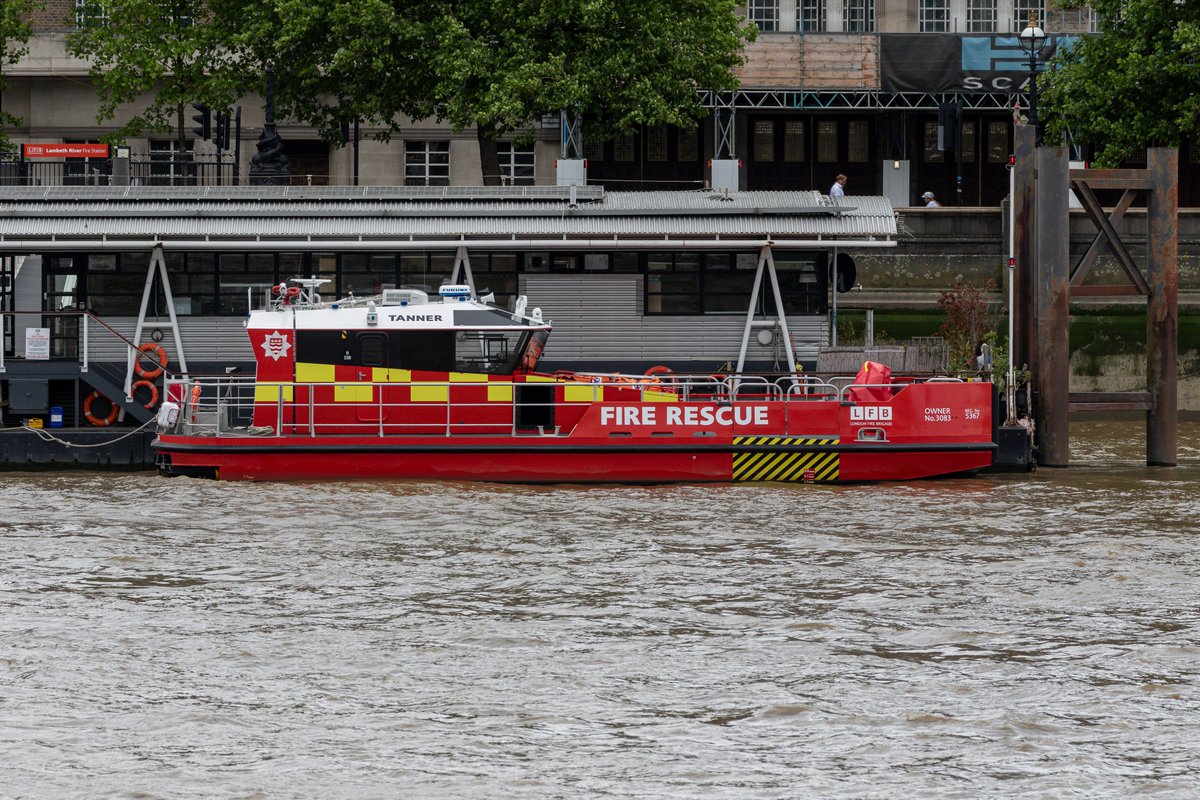 ScottWJ01's tweet photo. London's #Fireboats #FireFlash #FireDart #Tanner @themasseyshaw hope to visit the new fireboat soon. https://t.co/Hdt4aEgZZ5