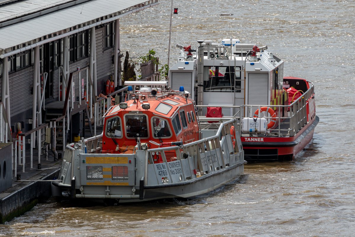 ScottWJ01's tweet photo. London's #Fireboats #FireFlash #FireDart #Tanner @themasseyshaw hope to visit the new fireboat soon. https://t.co/Hdt4aEgZZ5