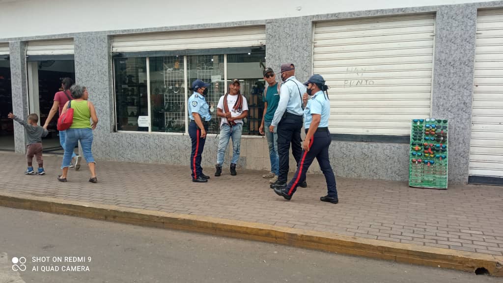 poliguarico15's tweet photo. #17May|| Dando continuidad al dispositivo @Guaricoseguro se realizó recorrido punto a pie por la zona comercial de la Parroquia Calabozo del Mpio. Miranda, brindando orientación preventiva para evitar el COVID-19. Cuadrante de Paz N°4.
#PoesíaLiberadora
#CCP3 https://t.co/S6vkIlBhTn