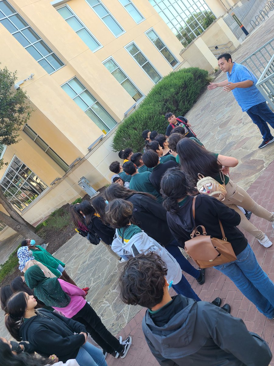 cgmorenoNISD's tweet photo. 6th Grade @NISDRoss @NISD_AVID Scholars visit @UTSA #FutureRunners https://t.co/Eh5OvPWl1T