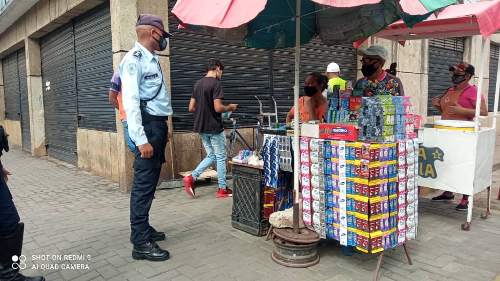 poliguarico15's tweet photo. #17May|| Dando continuidad al dispositivo @Guaricoseguro se realizó recorrido punto a pie por la zona comercial de la Parroquia Calabozo del Mpio. Miranda, brindando orientación preventiva para evitar el COVID-19. Cuadrante de Paz N°4.
#PoesíaLiberadora
#CCP3 https://t.co/S6vkIlBhTn