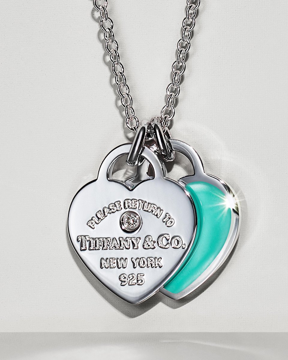 TiffanyAndCo's tweet photo. A best-in-class graduate deserves a best-in-class gift. Shop now: https://t.co/cki9jbqOhv  #Graduation2022 #TiffanyAndCo https://t.co/2LVNRZeAIR
