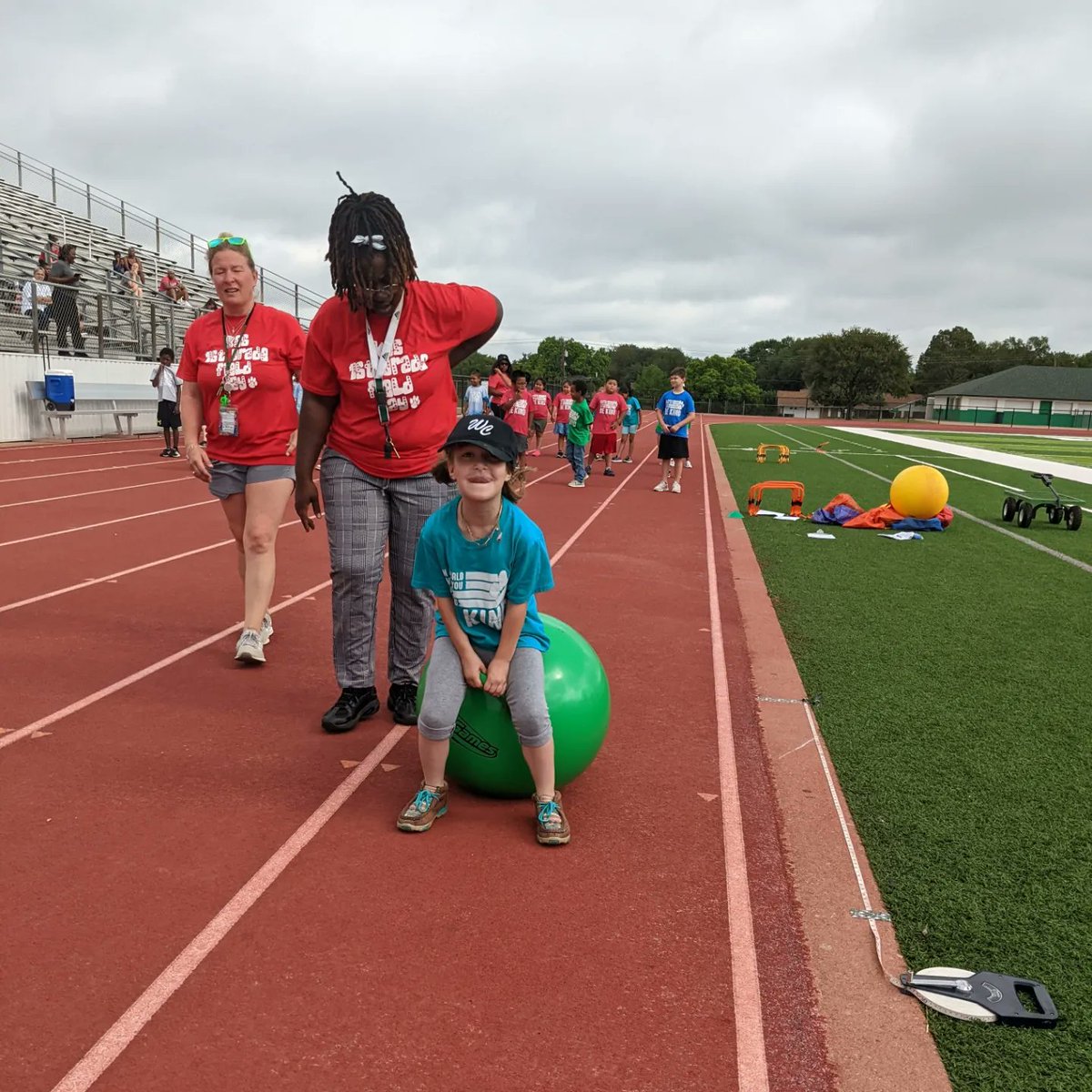 aprimarygirl's tweet photo. "I felt like a champion!" 
-The best quote of the day.  💚
The kids LOVED field day today!  
Thank you @bridget8403 and Coach T for all your hard work.  You absolutely made their day!  
@KrauseElem @BrenhamISD https://t.co/pcWCPeA4g9