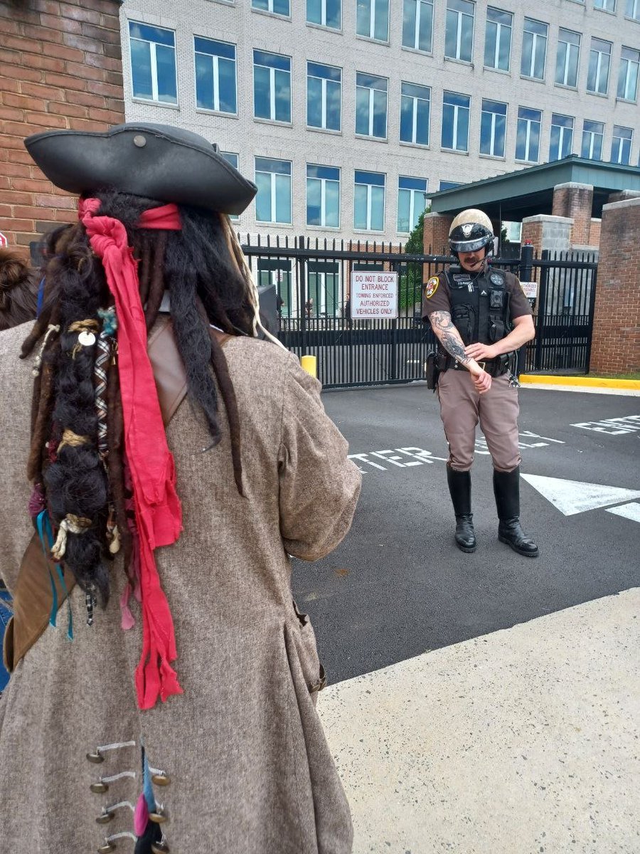 The big stunt has HAPPENED outside the courthouse upon closing time. Awaiting video. Our impersonator has a hugely SUCCESSFUL day generating lots of buzz at the courtroom and interviews w/ Bild.TV (huge german tabloid) and Court.TV. Stay tuned.