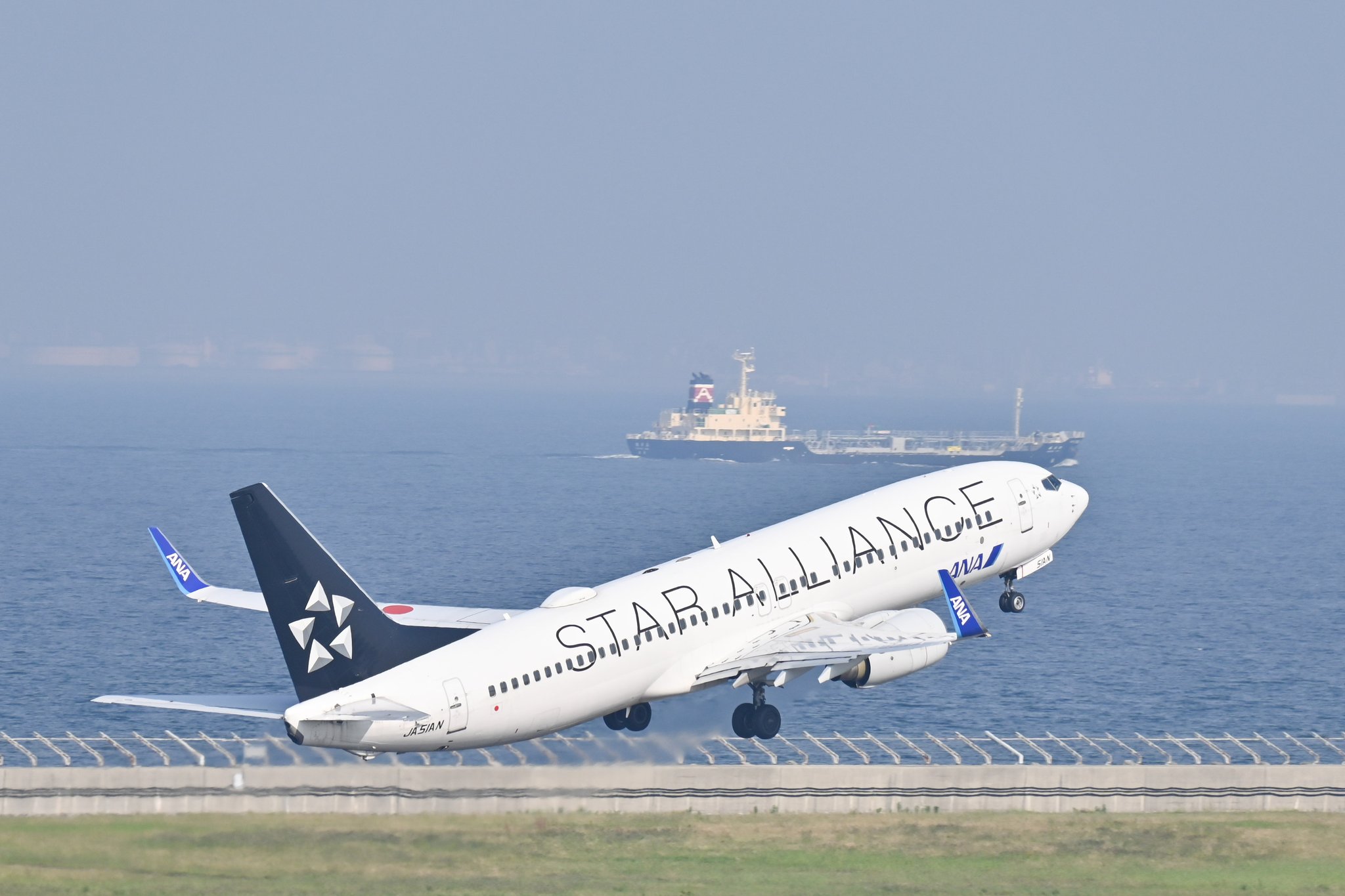 中部国際空港セントレア Anaの出発が続きます 羽田行きと長崎行きです 長崎 行きの371便は今日もスタアラ塗装ですね セントレア T Co Li0n0k2lai Twitter