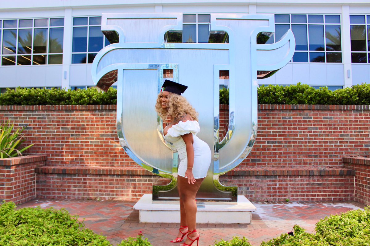 MoltMoneyo's tweet photo. THEE alumna. ✨ https://t.co/pMlpaRieNS