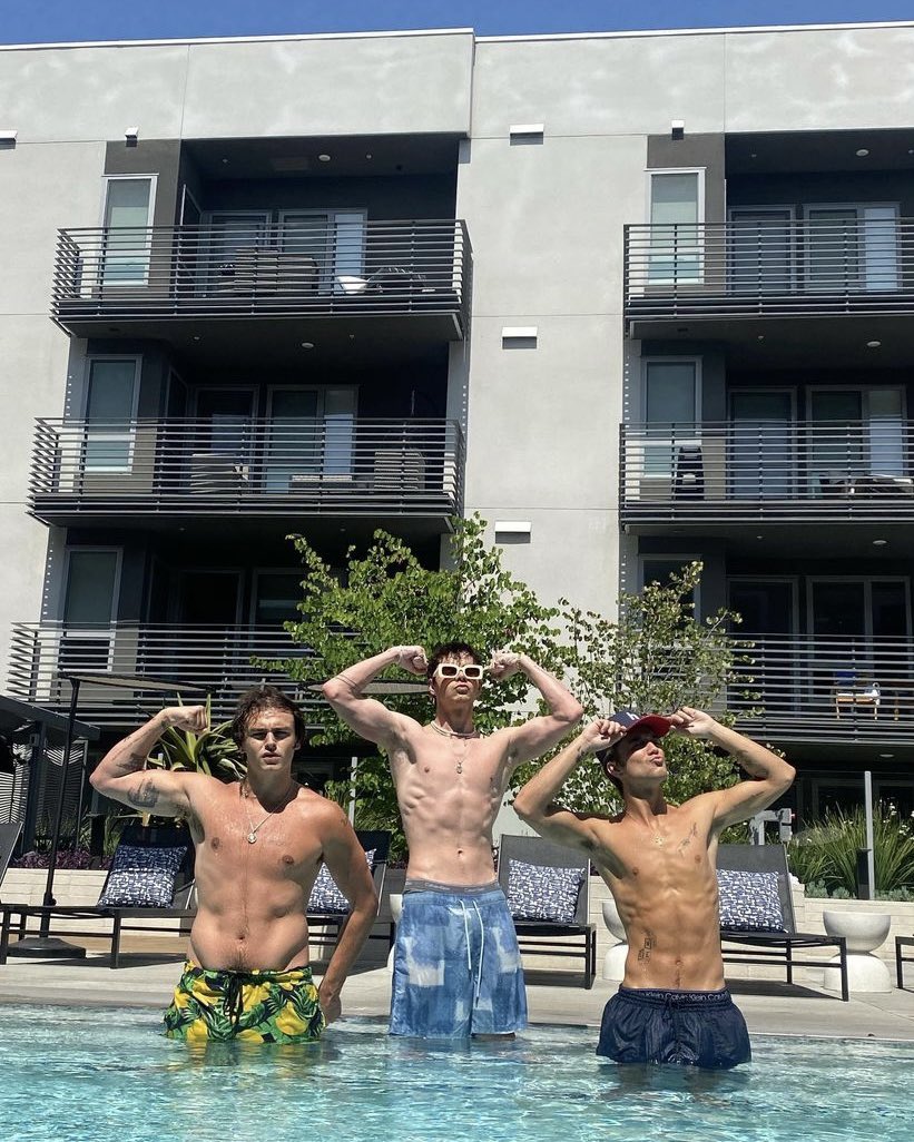 alyssasmith1515's tweet photo. It’s hot in LA 🥵 https://t.co/ldwVqvnKtU