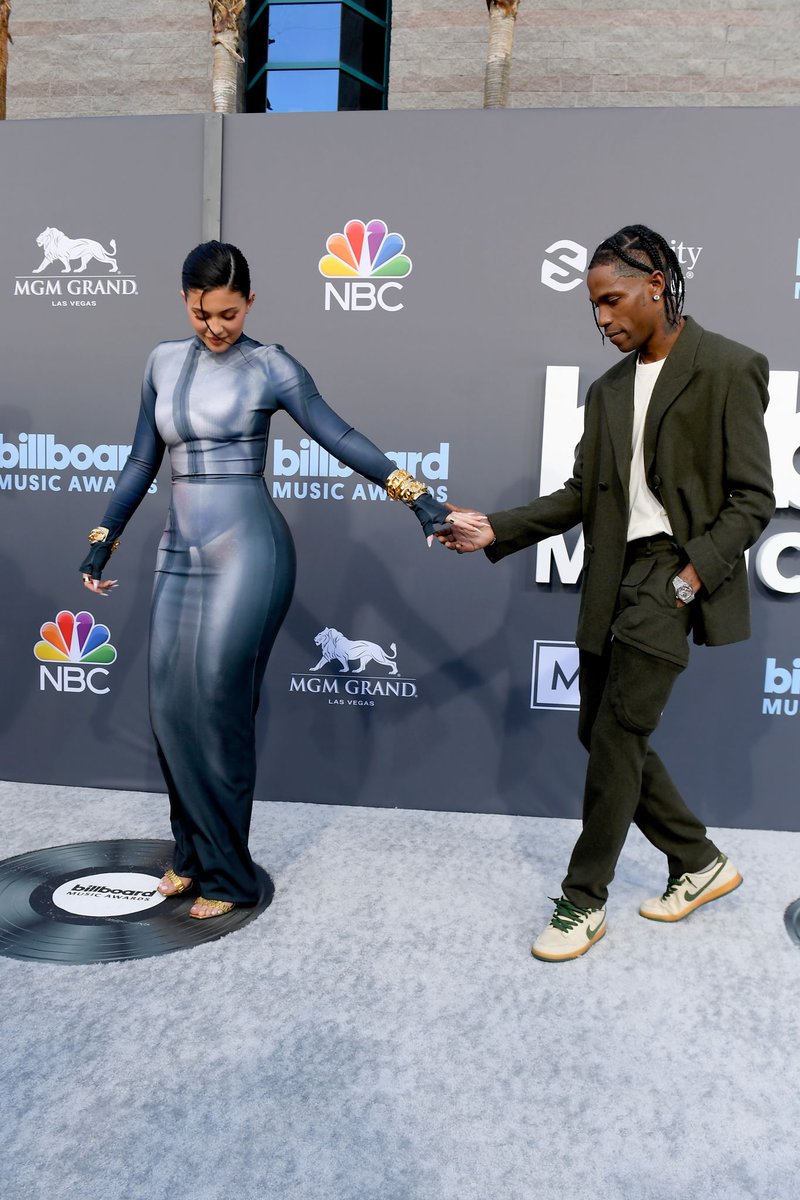 AcessoTravis's tweet photo. Travis Scott e Kylie Jenner de mãozinhas dadas. 🥺 https://t.co/HxTYc7SEwE