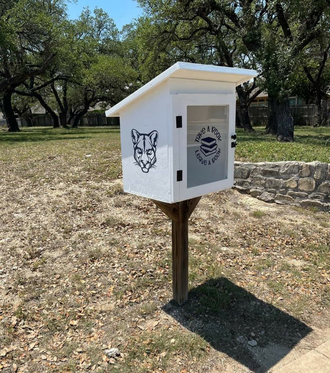 MsDouglas_RBMS's tweet photo. When our little free library was vandalized a while ago, we had a group of STUDENTS take on the task of creating a new one. Check out their final product in its new home! Kudos to these students and the teachers who supported their vision. #ThisIsRBMS #proudAP #RBMSCougars #1LISD https://t.co/jTUI1U2X7v