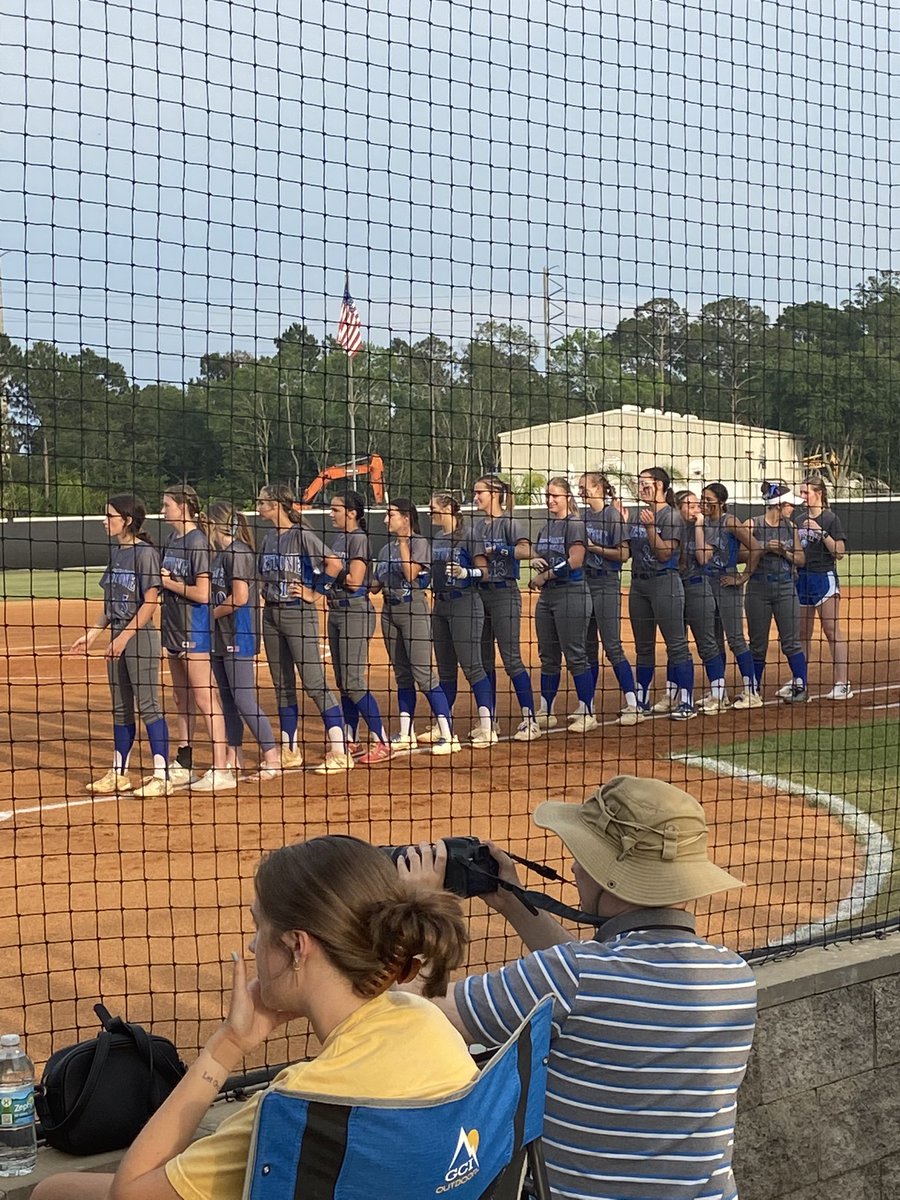 BarryUnderwood_'s tweet photo. @KH_Softball before the start of their Regional Semifinal game. @AthleticsKhhs @oneclaysports #WeareKeystone https://t.co/lFnCpi28ID