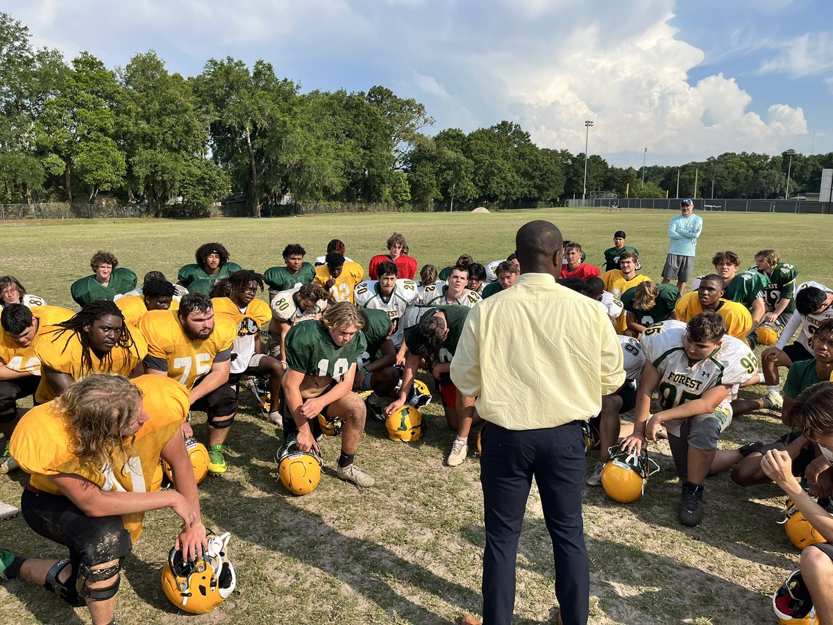 coach_ecullen's tweet photo. Special visitor today after practice to speak with the @ocalaforestfb players!! 👀 “It Takes what it takes!” @FHS_WildcatLife @fhs_wcat @FHS_Athletics1 #HustleClassPride #ReturnToDominance https://t.co/X3t2y8auEF