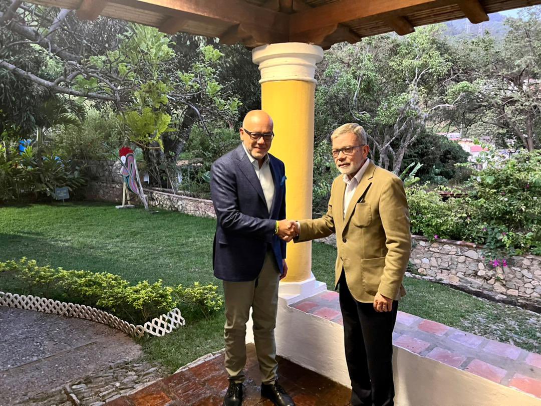 En reunión de trabajo para planes de futuro. En el rescate del espíritu de México