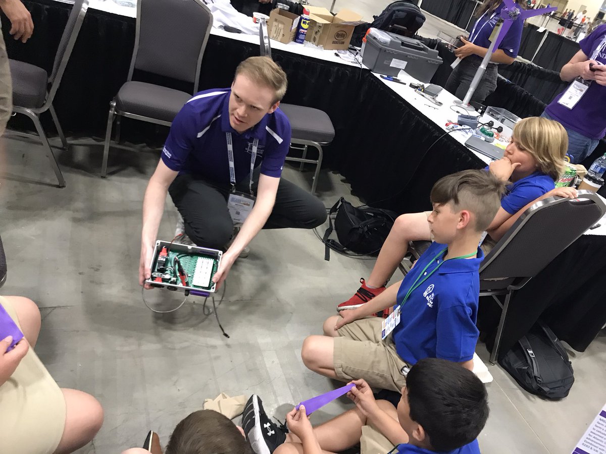 MrGHMSA6's tweet photo. Highlights of my day and new memories for my students 1) new team PR @ 62J  2) watching @KState Wildcat Wind Power team taking time after their turbine test sharing and answering questions with @hutchSTEMmagnet KidWind https://t.co/Kz9hGdMUQH