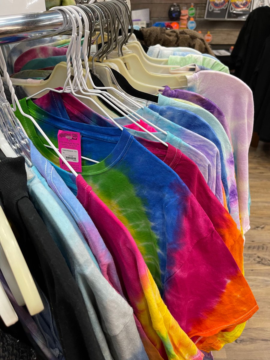 Quonset_Hut's tweet photo. The @PlainWhiteTs would be super uncomfortable in the Hut. 🌈
Receive a wooden nickel with qualifying #tiedye purchase, then use it for $5 off your next purchase of $20+! #qhut #quonsethut#tellafriend #shoplocal #tiedye #funclothes #tiedyeclothes #hippiestyle #funkystyle https://t.co/nfXRoGwYEj