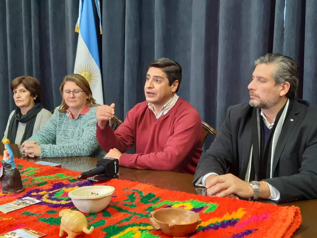 WebTribuno's tweet photo. 🎉En conferencia de prensa, en los salones del Centro de Convenciones @forumsde, se presentó oficialmente la VII edición del #ConcursoNacional de #AsadoConCuero y #LocroCriollo 👇
https://t.co/qZfmyMLB94 https://t.co/HAmGXNnIwP