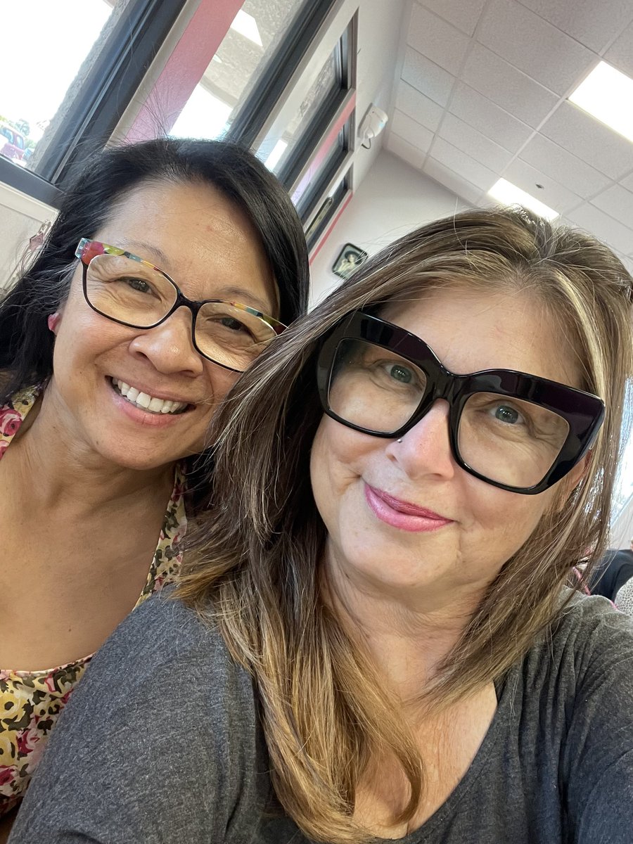 drlaurahenkel's tweet photo. So much love for  #AlisonChambers! She trusted me to curate two massive murals for 3 sides of her bldg on LVBlvd. T’was a cherry on top to facilitate #aphalanxofangelsascending into @CityOfLasVegas perm art collection! Mad respect for artists @AaronShepard5_1 + @Stanford_Art ♥️ https://t.co/ETlYErlDA3