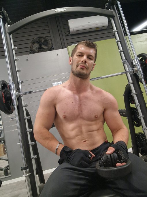 If you want to train with me in so RT and like  https://t.co/49xFcm29TS https://t.co/P7l1rkgfIx