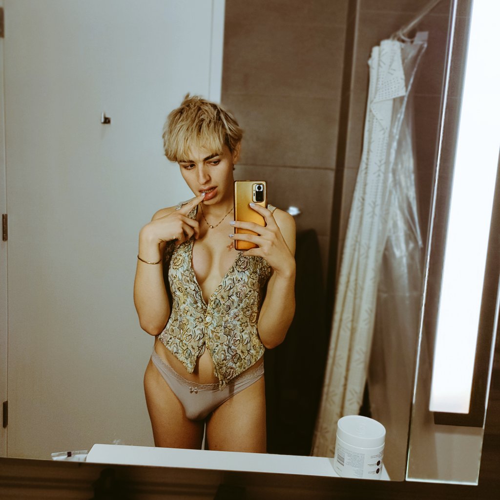 TSValentinaC's tweet photo. Idk but I'm in LA for a sec hmu #laescort #datela https://t.co/XWHo56dHCe