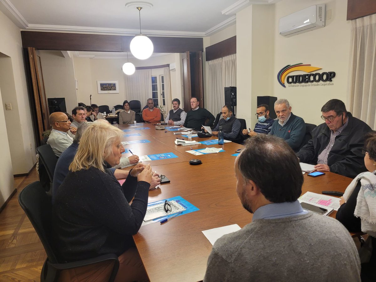 Cudecoop_uy's tweet photo. Hoy martes 17/5 se realizó la asamblea gral extraordinaria de Cudecoop con motivo de realizar la selección de candidatos a proponer al Poder Ejecutivo para integrar al @inacoop. En este sentido quedaron en primer lugar igualados Washington Collazo, Julio Valdéz y Gustavo Cardozo https://t.co/VKiRir8rfZ