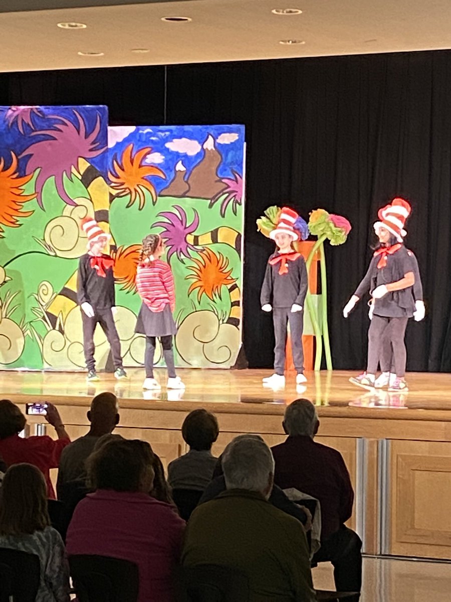 MrKilian_SRE's tweet image. Standing room only tonight at SRE. Students in 5th and 6th grade star in Seussical!!! @LCSDFineArts #srecommunity #Seussical @LCSDOfficial