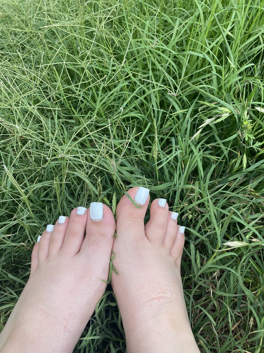 kutet0ezz's tweet photo. tap the link in my bio for more #feetlovers #feet #feetpics #feetworship #toepics #toesingrass #picsforsale https://t.co/8hufDtwSAI